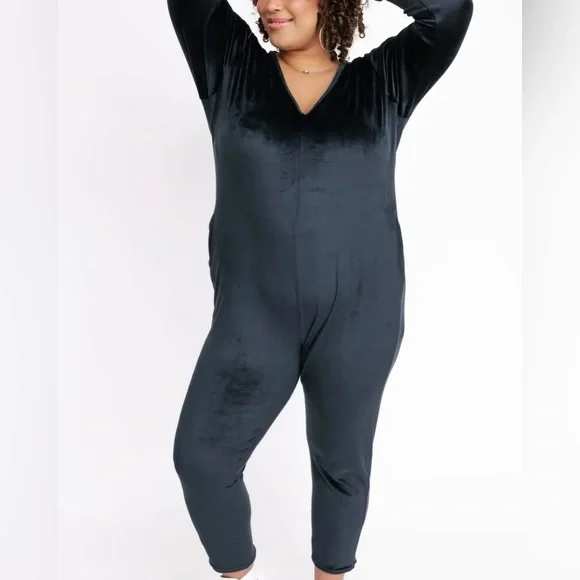 🆕🖤NEW SMASH + TESS VELOUR ROMPER 🖤🆕 - Picture 4 of 10